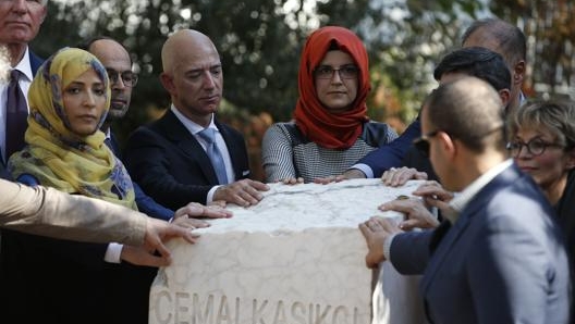 Al centro della foto Hatice Cengiz, fidanzata di Kashoggi, con alla sua destra il proprietario del Washington Post, Jeff Bezos, alla cerimonia di commemorazione di Kashoggi. Ap