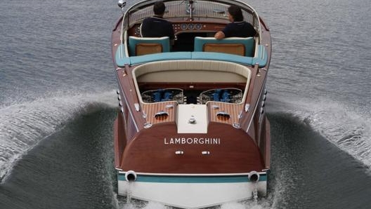 Lo splendido Riva Aquarama visto da dietro, con i V12 Lamborghini scoperti