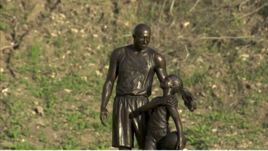 A due anni dalla tragedia che è costata la vita a Kobe Bryant e sua figlia Gianna, una statua che li raffigura, opera della scultore Dan Medina, è stata eretta nel luogo dell’incidente in elicottero, a Calabasas, in California.