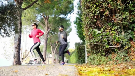 Stefano e Tineke sono i protagonisti della nuova rubrica "La prova prodotto". I ragazzi di Prendimingiro provano per Gazzetta Active il nuovo Fitbit Charge 5 durante un allenamento di trail running sulla Rocca di Garda