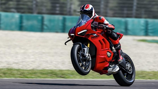 Svelata con il quinto episodio della Ducati Web Première, la nuova Panigale V4 nasce dell'esperienza di Ducati Corse maturata nel mondo della Superbike e della MotoGP “certificata” della conquista, per il secondo anno consecutivo, del titolo iridato dei costruttori nella classe regina del Motomondiale. Una moto da corsa e stradale in grado di offrire le migliori performance in pista e su strada. La nuova supersportiva è equipaggiata con il Desmosedici Stradale da 1.103 cc di derivazione MotoGP. Il possente propulsore in versione Euro 5 eroga 215,5 Cv a 13.000 giri/min registrando un incremento di potenza di 1,5 Cv rispetto alla versione precedente e che sale a 2,5 Cv oltre il picco di potenza massima a 14.500 giri/minuto. Il motore sviluppa una coppia massima di 123,6 Nm a 9.500 giri, ma già dai 6.000 giri mette a disposizione l’80% della coppia massima disponibile. Di ultima generazione il pacchetto elettronico. Cerchi da 17 pollici, peso in ordine di marcia di 198,5 kg per la versione standard, 195,5 kg per la variante S. La nuova Ducati Panigale V4 sarà disponibile a partire da dicembre nella tradizionale colorazione "Rosso Ducati" al prezzo di 24.590 euro per la versione standard e 29.990 euro per la variante S