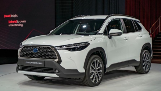 Primo sguardo della Toyota Corolla Cross, il primo Suv con sistema full hybrid di quinta generazione prodotto dalla casa giapponese. Anteprima europea di un modello pensato per le esigenze quotidiane delle famiglie. Dimensioni medie e grande spazio interno anche per i bagagli. Maggiore efficienza della motorizzazione ibrida, prevista sia una versione a trazione anteriore che una a quattro ruote motrici. Dispositivi di assistenza alla guida molto completi e avanzati