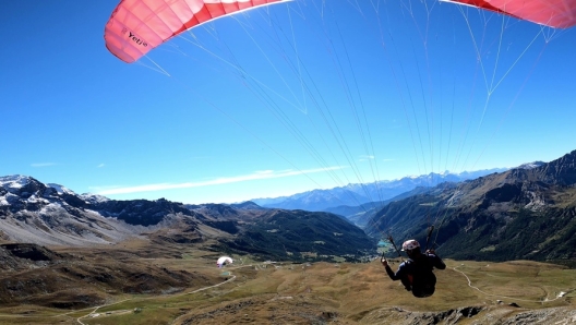 La settima video-puntata di Stefano e Tineke che dal Friuli alla Liguria si sono cimentati in 8 discipline spettacolari e adrenaliche. In queste immagini mozzafiato li vediamo in Valtournanche, Val d’Aosta. "Sulla strada per il mare, una telefonata di un vecchio amico ci fa cambiare strada per l’ennesima volta, ma le condizioni meteo ideali per un volo in parapendio vicino al Cervino sono troppo allettanti". Ecco come è andata...