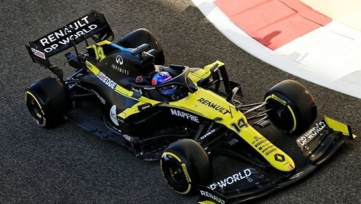 Alonso in azione durante i test ad Abu Dhabi (foto @fernandoalo_oficial)