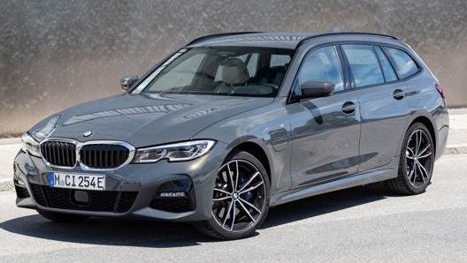 Il bagagliaio della Bmw 320e Touring ha un volume da 410 a 1.420 litri