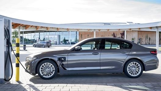 Il consumo medio omologato di benzina della Bmw 520e va da 1,3 a 1,8 l/100 km