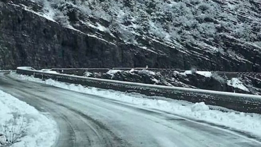 Le strade che dovrebbero ospitare il Rally di Montecarlo sono completamente imbiancate in questo momento (foto @rally_montecarlo)