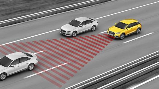 L’adaptive cruise control mantiene l’auto ad una velocità preimpostata, regolandola in modo adattivo se si avvicina troppo al veicolo che ci precede