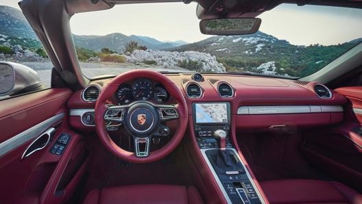 Gli interni richiamano la Boxster originale