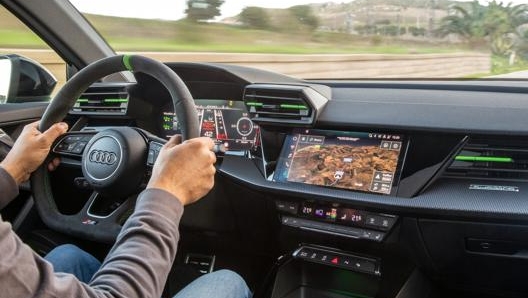 Dimensioni ottimali per il volante e corona rivestita in alcantara, mentre l'infotainment  è a doppio schermo da 12,1"