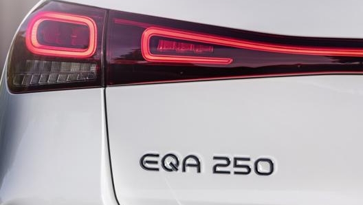 La EQA 250 viene spinta da un propulsore elettrico da 190 Cv abbinato alla trazione anteriore