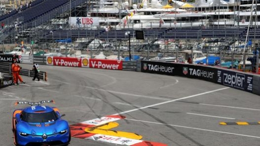 Il manager portoghese su una Alpine A110-50 nel 2012 poco prima del Gran Premio di Monaco di Formula 1. Afp