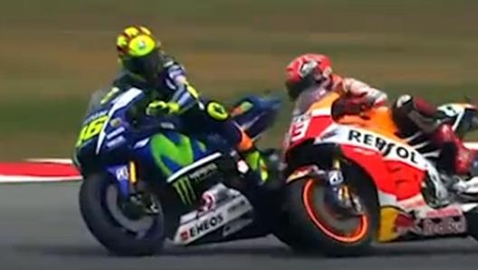 Il contatto tra Valentino Rossi e Marc Marquez a Sepang 2015: l’italiano verrà penalizzato per aver provocato la caduta del rivale