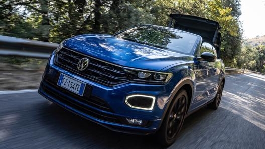 T-Roc Cabrio ha una capote in tessuto nero che può essere dotata di un sistema frangivento per tenere sotto controllo i livelli di rumore