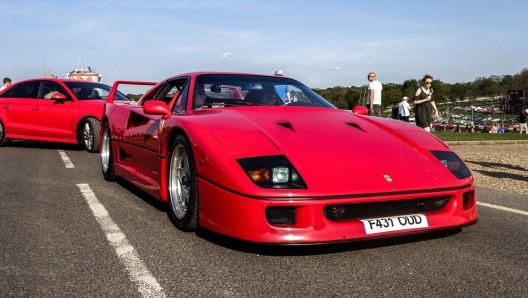 Un esemplare di Ferrari F40, fotografato nel paddock del circuito inglese di Brands Hatch.  Cecconi