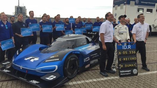 Il team Volkswagen in posa dopo il record