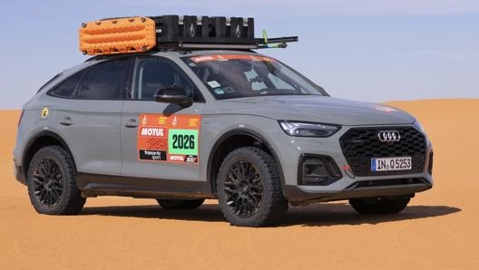 L’Audi Q5 Sportback utilizzata per questo test nel deserto con gomme tassellate e porta pacchi accessoriato