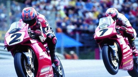 Fogarty inseguito da Pierfrancesco Chili: la loro rivalità ha animato la stagione 1998 (foto @carlfogarty1)