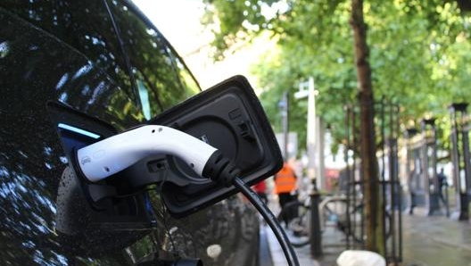 Nel 2020, secondo le previsioni, verranno vendute più auto ibride che elettriche