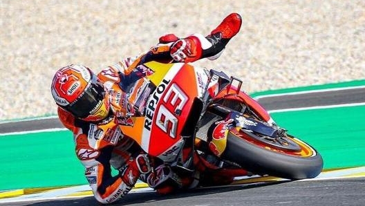 Caduta imminente? Non con Marquez. Marc ha abituato gli appassionati a salvataggi clamorosi (foto @marcmarquez93)