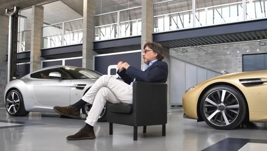 Andrea Zagato nel suo atelier alle porte di Milano tra le due nuove creazioni  Aston Martin Vantage V12 Zagato Heritage, le gemelle in chiave coupé e speedster