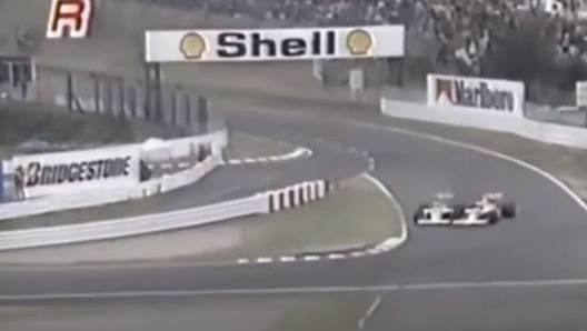 L’immagine frontale dell’incidente tra Senna (a sin) e Prost a Suzuka nel 1989