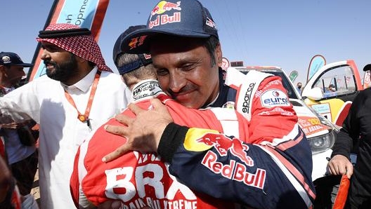 L'abbraccio tra i protagonisti più attesi . Al Attiyah , a destra, e Sebastian Loeb, non hanno tradito i pronostici. Afp