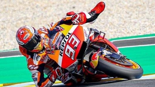 Caduta imminente? Non con Marquez. Marc ha abituato gli appassionati a salvataggi clamorosi (foto @marcmarquez93)