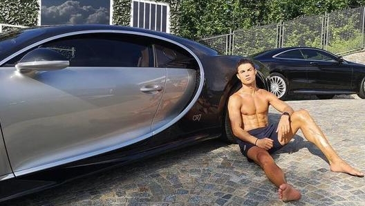 Cristiano Ronaldo assieme alla sua Bugatti Chiron (foto @cristiano)