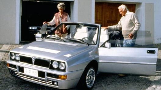 Gianni Agnelli si accomoda nella sua Delta integrale Evoluzione Cabrio, l’unica esistente con tale carrozzeria, realizzata appositamente per lui