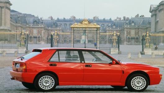 Davanti al parco Valentino di Torino, la muscolosa fiancata della Delta HF integrale Evoluzione, dove spiccano i passaruota allargati. Lo spoiler posteriore è nella posizione neutra