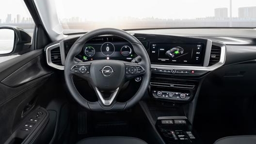 L’abitacolo della Opel Mokka e ha molti dettagli in comune con le versioni tradizionali