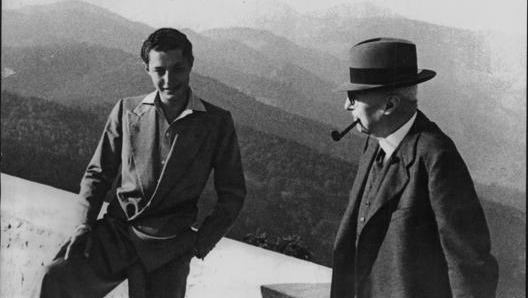 Il giovane Gianni Agnelli nel 1940 col nonno Giovanni, fondatore della Fiat