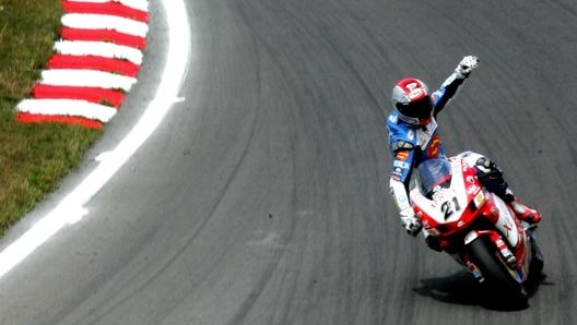 Troy Bayliss festeggia a Brands Hatch nel 2006 la vittoria nella prima manche. Afp