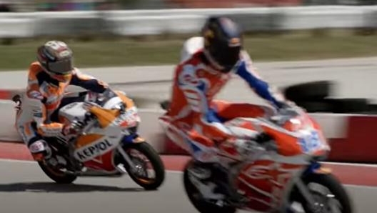 Un momento della sfida tra Marquez e Lawrence (foto YouTube)