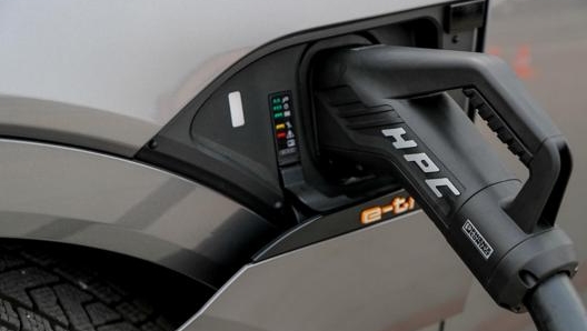 L’interesse dei consumatori italiani verso auto ibride o elettriche è al 69%, uno dei più alti al mondo