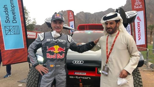 Il presidente Fia, Mohammed ben Sulayem, con Carlos Sainz, pilota Audi alla Dakar