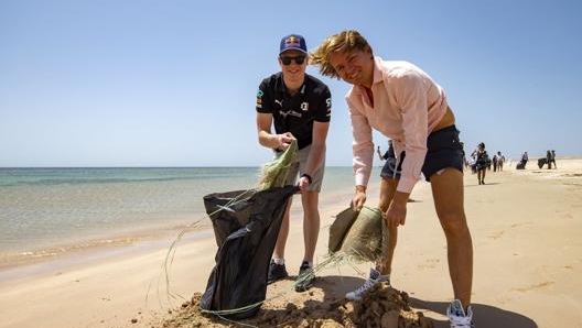 Anche Nico Rosberg si è cimentato nella pulizia della spiaggia di Ras Baridi (foto @ExtremeELive)