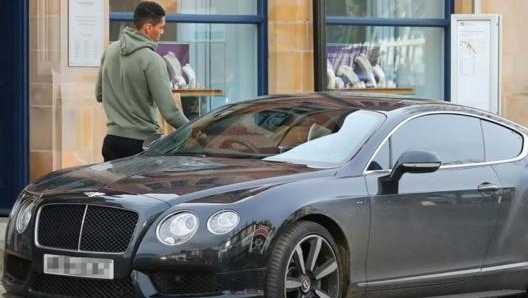 Chris Smalling ha una grande passione per le quattro ruote, come dimostra questa immagine con la sua Bentley (foto @YouTube)