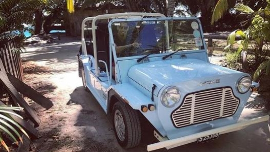 Chi l’ha detto che i calciatori preferiscono le supercar? A Smalling, per esempio, piace guidare la Mini Moke (foto @smalling)