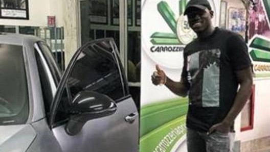 Kalidou Koulibaly insieme alla sua Porsche (foto @carrozzeriaprimavera)