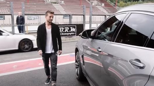 Mertens osserva la sua Bmw (fonte @YouTube)