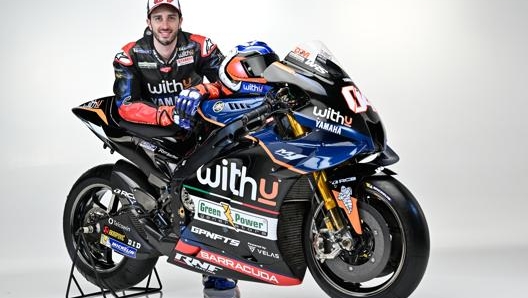 Andrea Dovizioso posa con la sua Yamaha M1