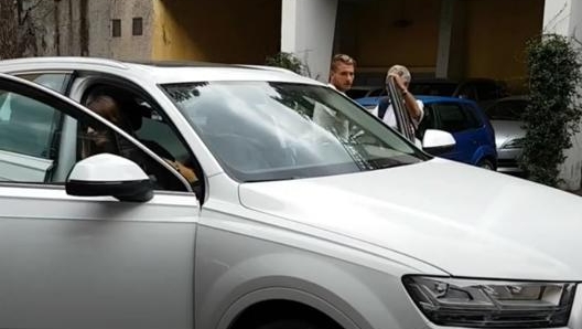 Immobile osserva la sua Audi Q7. Anche il marchio tedesco rientra nella sua “collezione” (YouTube)