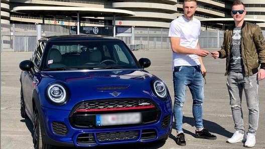 La Mini Cooper consegnata nel 2018 a Milan Skriniar (foto @milanskriniar)