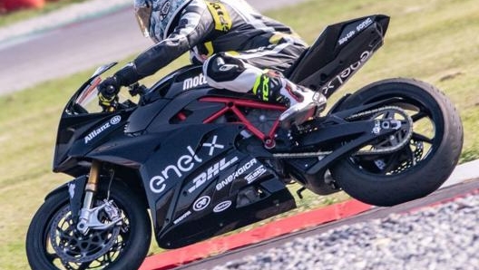 Anche il mordente delle Brembo M4 è ottimo: in piega le Ohlins si comportano… da Ohlins