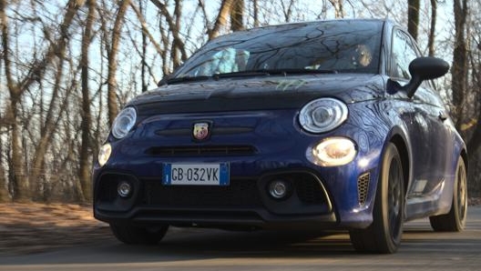 La Abarth 595 è un efficace “brucia semafori” che in città saprà togliere più di una soddisfazione