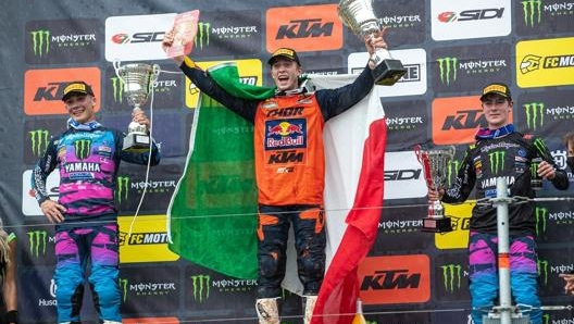 Mattia Guadagnini sul podio di Maggiora con la tabella rossa in mano