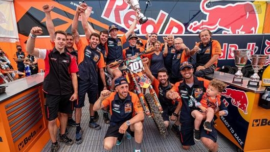 Il team De Carli (Tony Cairoli compreso) festeggia la vittoria di Guadagnini a Maggiora