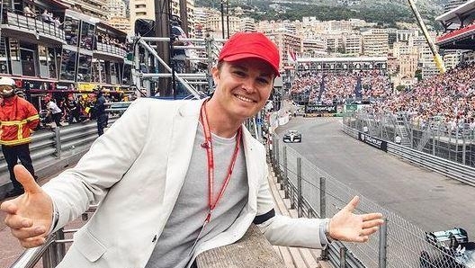 Rosberg sorride a Montecarlo, mentre accanto a lui, in pista, sfreccia l’ex avversario Lewis Hamilton (foto @nicorosberg)